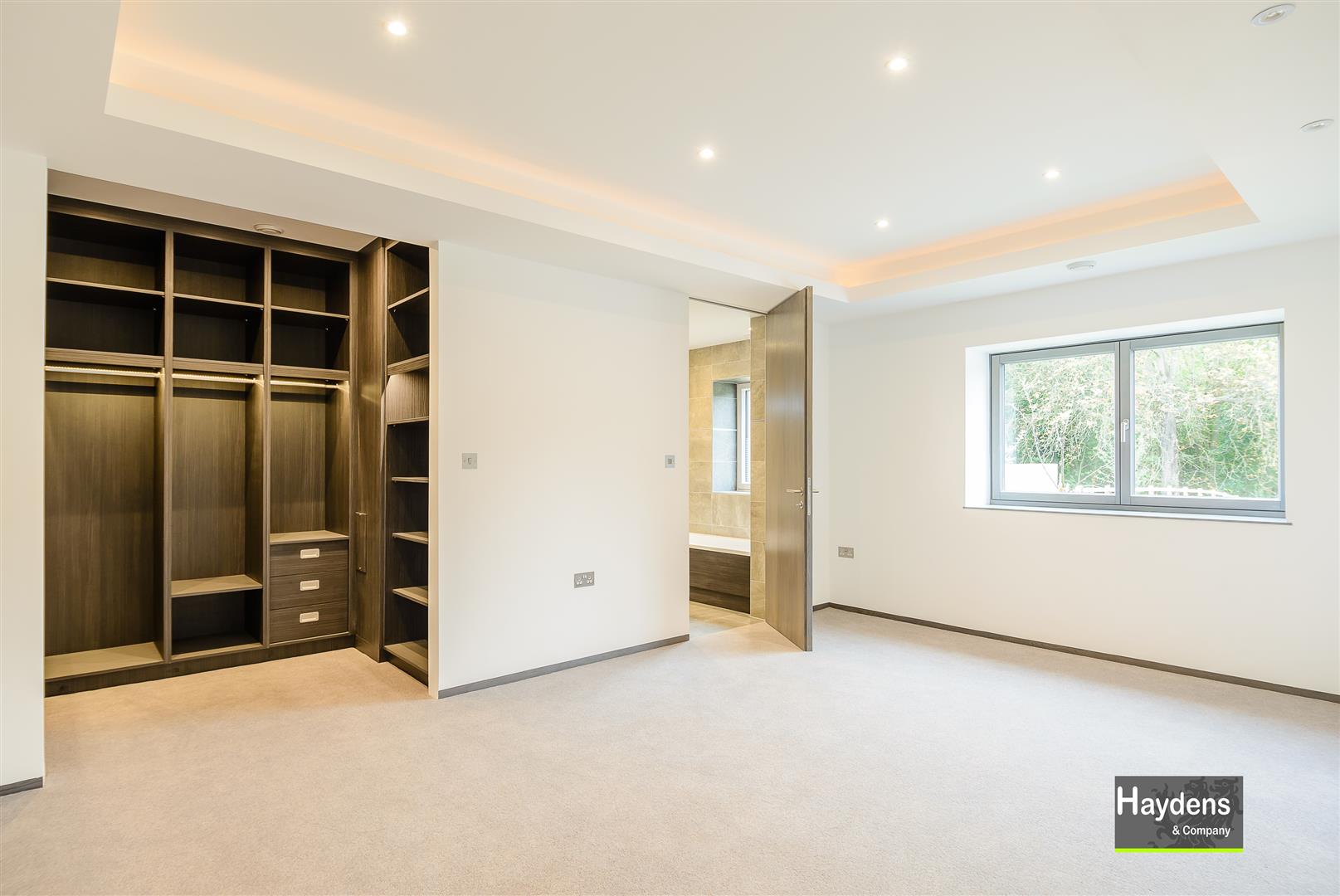 5 Bedrooms, House - Semi-Detached